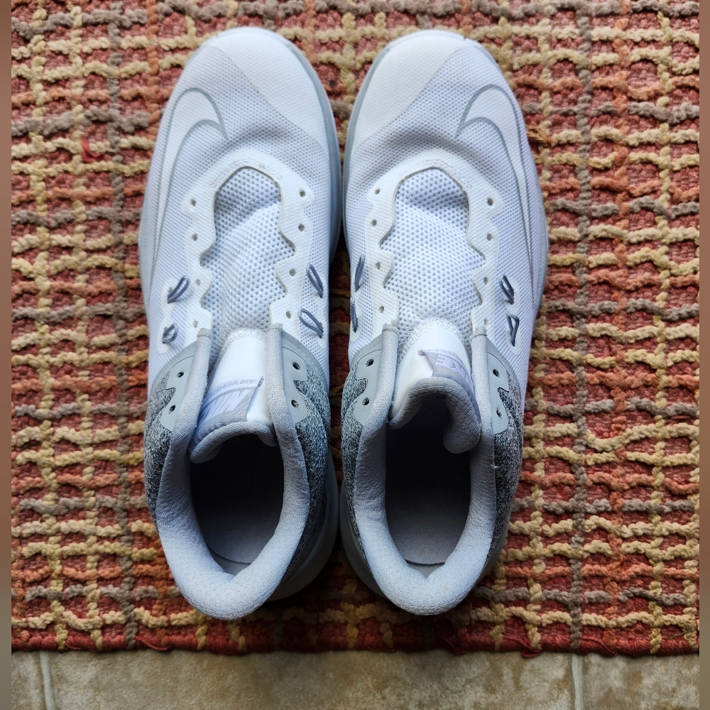 Women's size 7 Nike basketball shoe